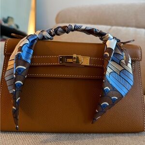 Pochette handbag style with twilly